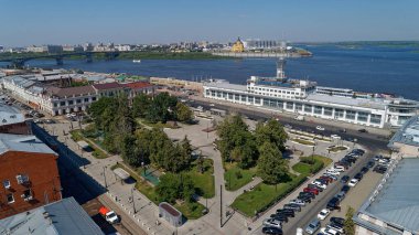 Arka planda büyük bir su kütlesi olan bir şehir. Şehir insanlarla ve arabalarla dolu. - Evet. Nizhny Novgorod