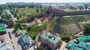 Şehir manzarası ve ortasında yeşil bir bina. Bina yeşil bir tepe ile çevrilidir. - Evet. Nizhny Novgorod