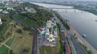 Üzerinden nehir akan ve üzerinde köprü olan bir şehir. Binaların çoğu beyaz ve birkaç yeşil bina var. Şehir hareketlilikle dolup taşıyor. Nizhny Novgorod