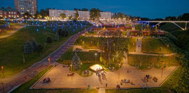 Bir sürü insan ve birkaç bankın olduğu yere park et. Park geceleri aydınlık oluyor. Nizhny Novgorod