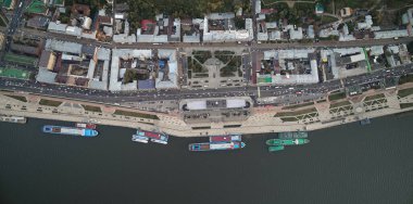 Üzerinden nehir akan bir şehir ve rıhtıma çok sayıda tekne yanaştı. Nizhny Novgorod