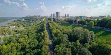 Ortasında yeşil bir park olan şehir. Park ağaçlarla çevrili ve bir sürü yeşilliği var. Nizhny Novgorod