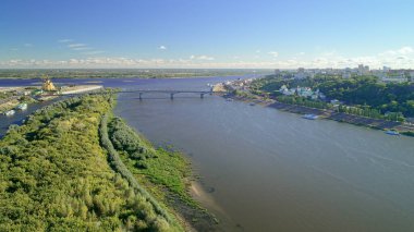 Üzerinde köprü olan bir nehir ve arka planda bir şehir. Su sakin ve gökyüzü berrak. Nizhny Novgorod