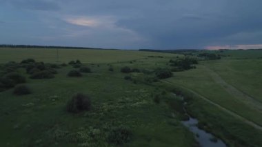 Güzel yaz günbatımı tarlanın üzerinde