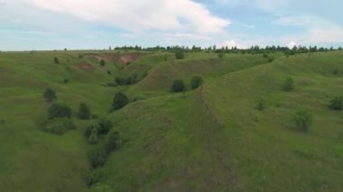 Nehir ve bulutlu gökyüzü olan güzel bir manzara.