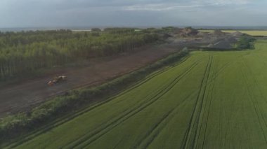 Kırsal kesimde bir yol manzarası