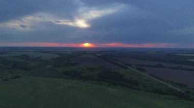 Gün batımında kırsal alanın güzel bir manzarası.