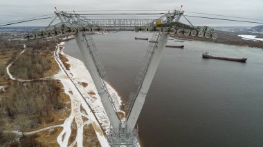 Büyük köprü bir su kütlesinin üzerine asılmış. Köprü çok uzun ve üçgen şeklinde. Rus Volga Nehri 'nin donmuş kanalları, Nizhny Novgorod şehri yakınlarında..