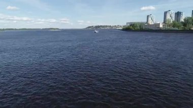 Kiev 'deki Dinyeper Nehri' ndeki tekne.