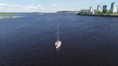 Nehirdeki teknenin havadan görünüşü