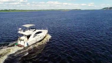 Nehrin sularında kayık.