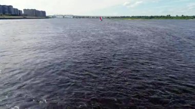 Kiev şehrinde nehir kıyısında