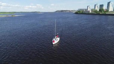 Nehirdeki yelkenli teknenin havadan görünüşü