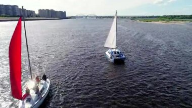 Yelkenli yatı manzarası. hava aracı görünümü.