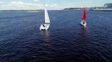 Denizde yelkenli tekneler suyun arka planında