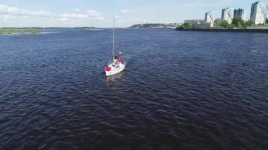 Yelkenli yat. Nehirde yelken açan yat.