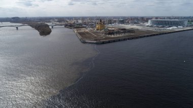 Su koyu mavi ve gökyüzü bulutlu. Şehir arka planda. Su sakin ve huzurlu. Volga Oka 'ya karşı.