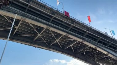Oka nehrinin üzerine bir köprü inşa ediliyor. Köprü bir iskele ile inşa ediliyor. İskele, işçilerin köprüyü inşa etmelerini desteklemek için kullanılıyor.