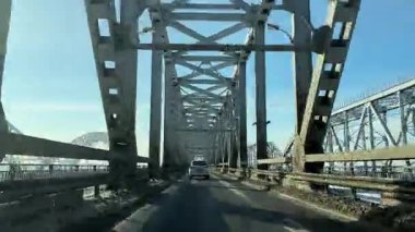 Üzerinde araba olan bir köprü. Köprü çok uzun ve bir sürü metal var.