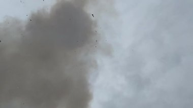 Gri renkli bulutlu bir gökyüzü. Gökyüzü bulutlarla dolu ve atmosfer biraz kasvetli.