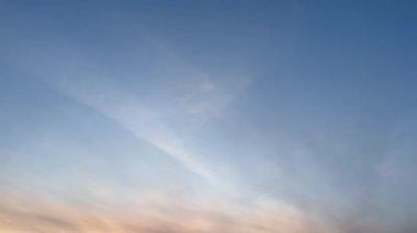 Birkaç bulutlu açık mavi bir gökyüzü. Gökyüzü çok parlak ve bulutlar küçük ve dağınık.