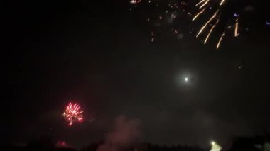 Karlı bir yolun üzerindeki gökyüzünde bir ay ışıldıyor. Sahne huzurlu ve sakin, karla kaplı zemin ve parlak ay bir sakinlik hissi yaratıyor.