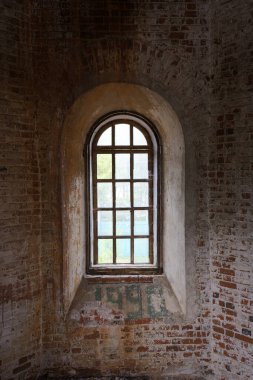 Üzerinde 1990 yazan bir pencere var. Pencere tuğladan duvarı olan bir binada.