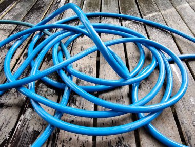 mavi ve siyah plastik borular ve su damlaları