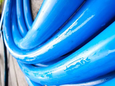 Su damlalı mavi borular