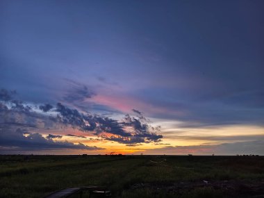 Gölün üzerinde güzel bir gün batımı