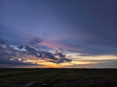 Sahada gün batımı