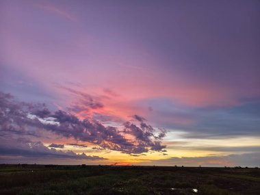 Güzel gün batımı gökyüzü bulutlu