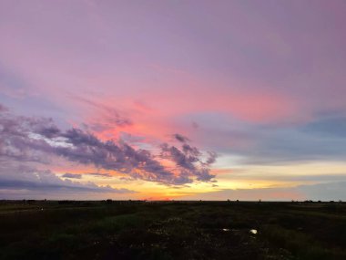 Gölün üzerinde güzel bir gün batımı