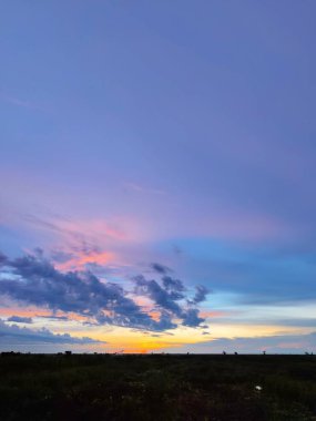 Tarlanın üzerinde güzel bir gün batımı