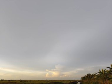 Bulutlu gökyüzü ile güzel bir manzara