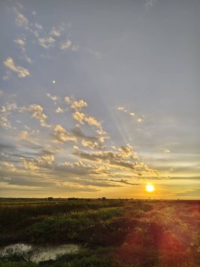 Gölün üzerinde güzel bir gün batımı