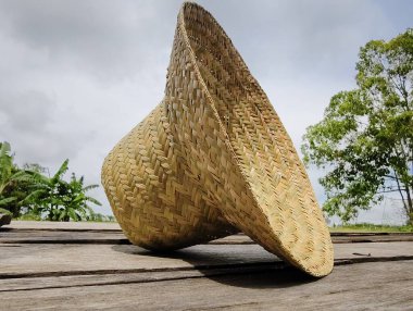 Bahçedeki bambu hasır şapka