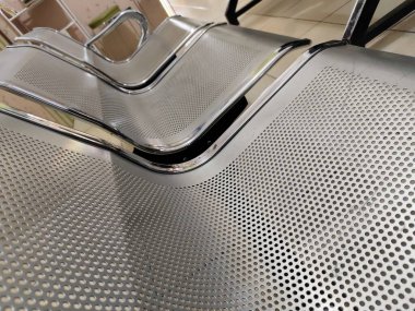 Mağazadaki boş metal sandalye.