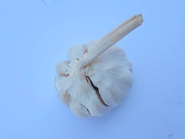 Beyaz arka planda sarımsak