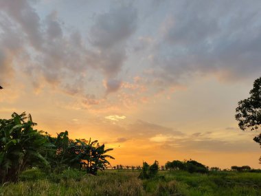 Gölün üzerinde güzel bir gün batımı