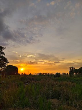Gölün üzerinde güzel bir gün batımı