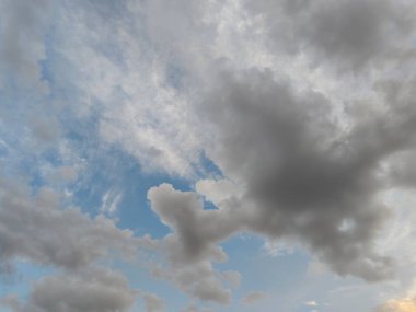 Beyaz bulutlu mavi gökyüzü