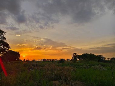 Nehrin üzerinde güzel bir gün batımı