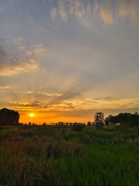 Denizin üzerinde güzel bir gün batımı