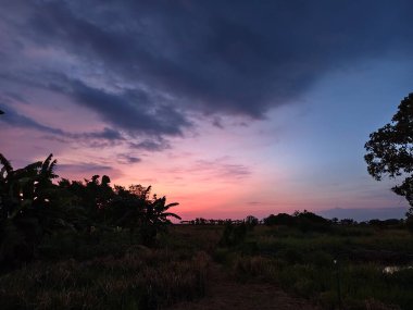 Gölün üzerinde güzel bir gün batımı