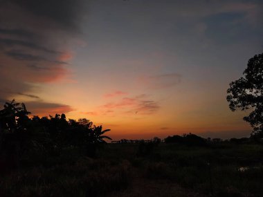 Dağın üstünde güzel bir gün batımı