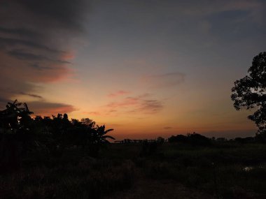 Denizin üzerinde güzel bir gün batımı