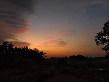 Gölün üzerinde güzel bir gün batımı