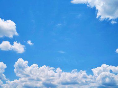 Küçük bulutlu mavi gökyüzü arkaplanı