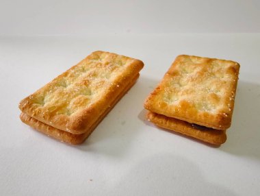 Beyaz zemin üzerinde izole edilmiş iki krakerin dikey çekimi